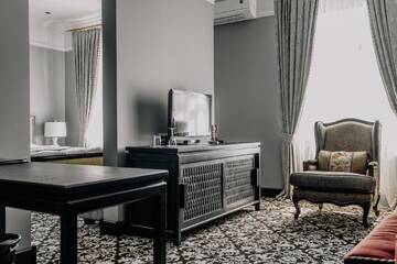 Фото номера Люкс с кроватью размера «king-size» и балконом Отель Plaza Hotel г. Кокшетау 4
