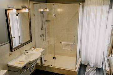 Фото номера Люкс с кроватью размера «king-size» и балконом Отель Plaza Hotel г. Кокшетау 8