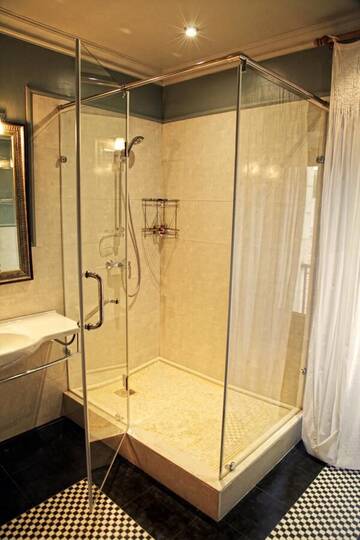 Фото номера Люкс с кроватью размера «king-size» и балконом Отель Plaza Hotel г. Кокшетау 11