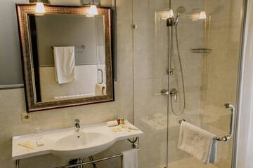 Фото номера Люкс с кроватью размера «king-size» и балконом Отель Plaza Hotel г. Кокшетау 19