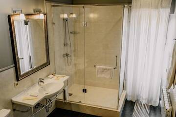 Фото номера Люкс с кроватью размера «king-size» и балконом Отель Plaza Hotel г. Кокшетау 20