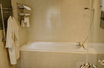 Фото номера Люкс с кроватью размера «king-size» и балконом Отель Plaza Hotel г. Кокшетау 18