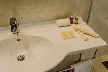 Фото номера Люкс с кроватью размера «king-size» и балконом Отель Plaza Hotel г. Кокшетау 21